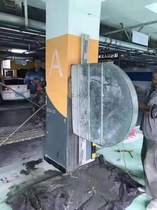 有工人正在對車庫承重柱“施工”