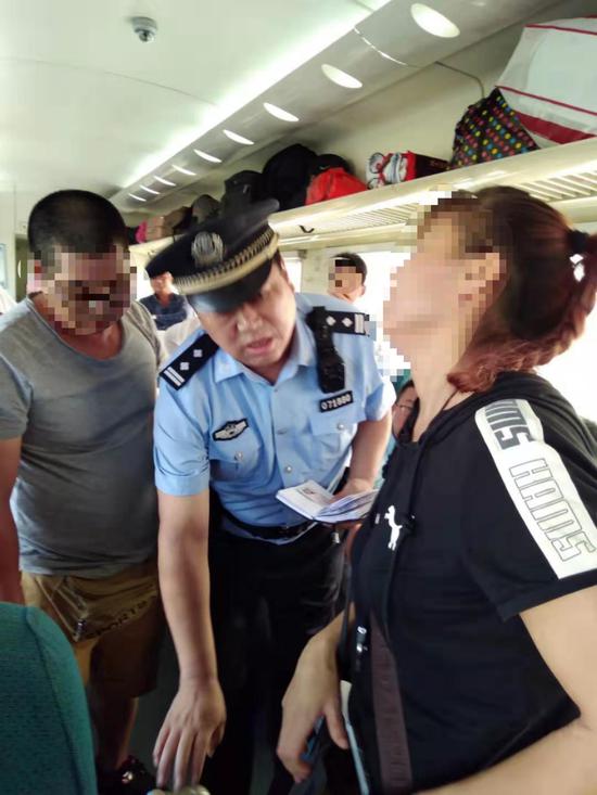 民警正在幫助鄧女士尋找行李箱
