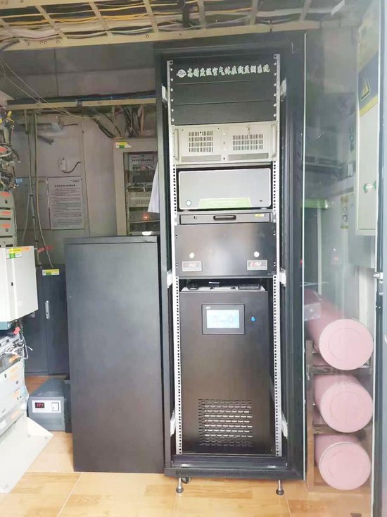 站点内的高精度温室气体在线监测设备。（山东省济南生态环境监测中心供图）