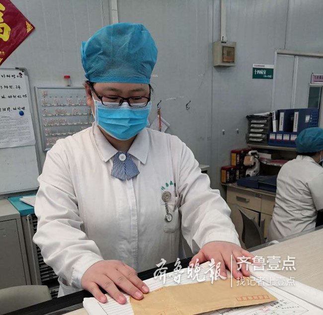 李賀在值夜班準備交接工作時撿到了裝有現金的信封。