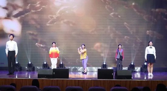 朗诵:《那一年,中国青年正十八》——表演单位:中等职业学院