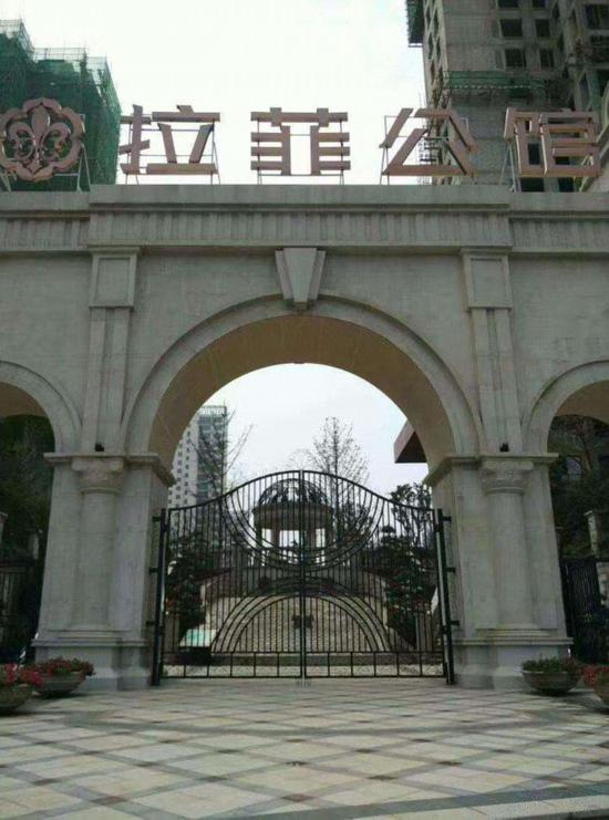 拉菲公馆的名字有点“洋”,其备案名称实为百融名苑。