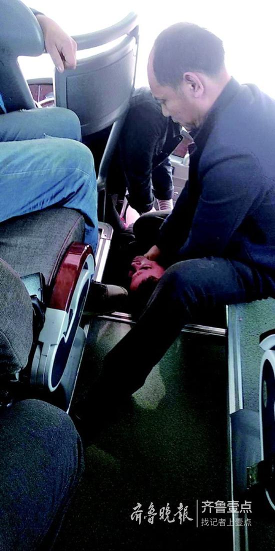 几名乘客合力将男子制服。 乘客供图