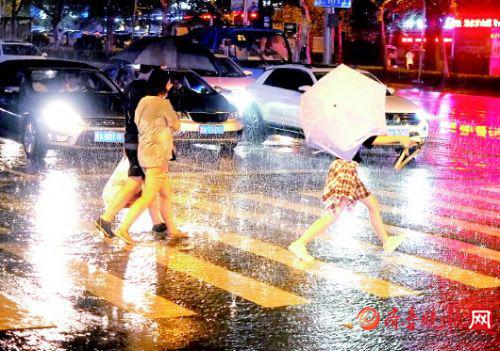 7月29日晚,濟(jì)南下起了雷陣雨。 齊魯晚報(bào)·齊魯壹點(diǎn)記者 周青先 攝