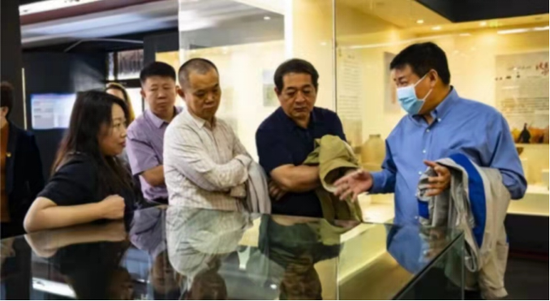 ▲2022年,院长刘明波教授陪同时任学校党委书记唐洲雁同志专程慰问我院援疆干部、伊犁哈萨克自治州特克斯县副县长、美术学院周臻教授