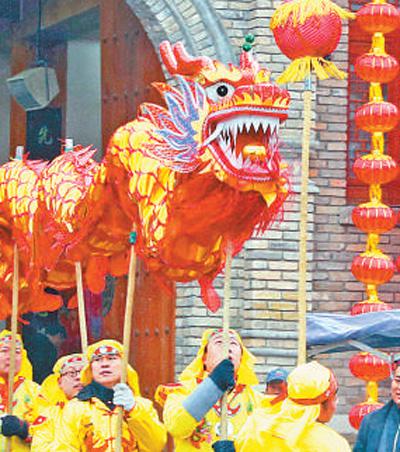 2月6日,在河北省平山縣紅崖谷,民間藝人在表演舞龍。張秀科攝(新華社發)