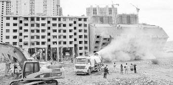 5月27日，8层高的违建楼南康村21号楼被拆除。
