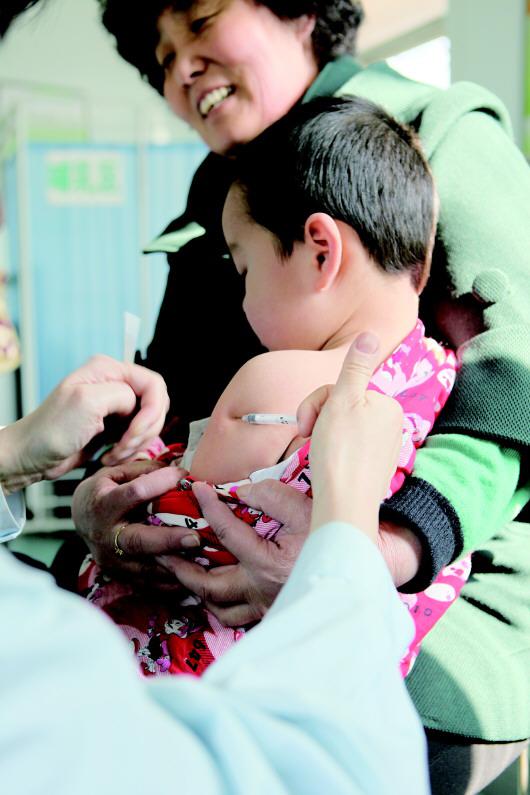 適齡兒童正在免費(fèi)接種麻疹疫苗。(資料片) 陳彥 攝