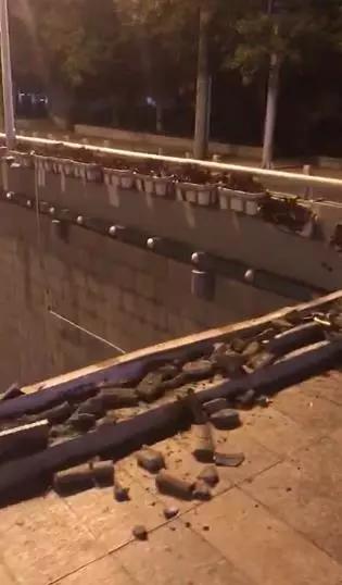 視頻中有120救護車輛快速到達現場,對事故車輛駕駛員進行救援。