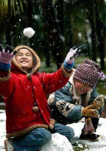 昆明市民堆雪人、打雪仗，