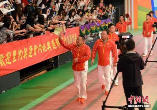 资料图:刘国梁向观众致意。中新社记者 邓庆乐 摄