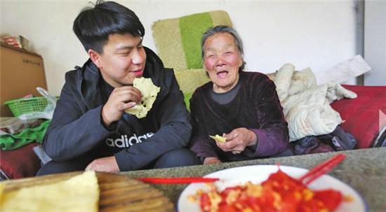 殷小康陪奶奶一起吃饭