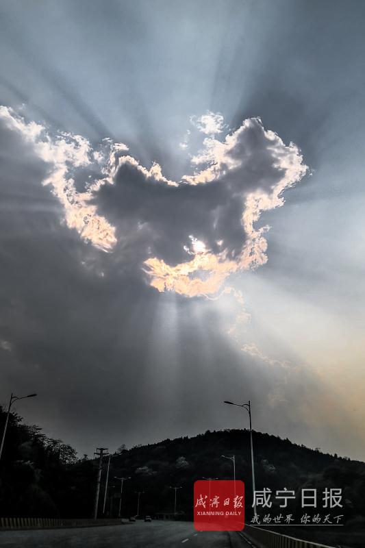 昨日，一张类似中国地图的云层图片在咸宁人的微信朋友圈扩散，令人叹为观止。