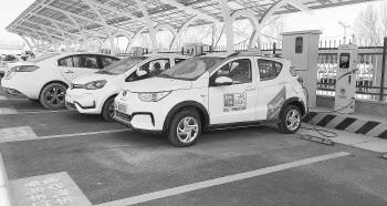 至2020年濟南將建充電樁2萬個以上,圖為電動汽車在充電。