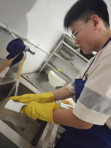 成员在餐厅兼职洗碗工