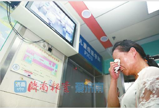 17日,在病房外,羅永洪只能透過屏幕查看孩子的情況
