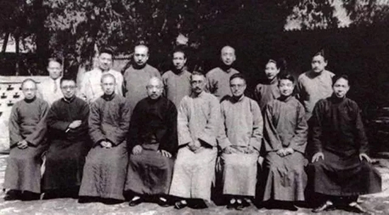 1935年,乡村工作者合影于山东邹平,前排左一为梁漱溟(图/齐鲁壹点)