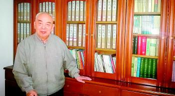 張心俠老人的家庭檔案整整齊齊地存放在大書柜里。