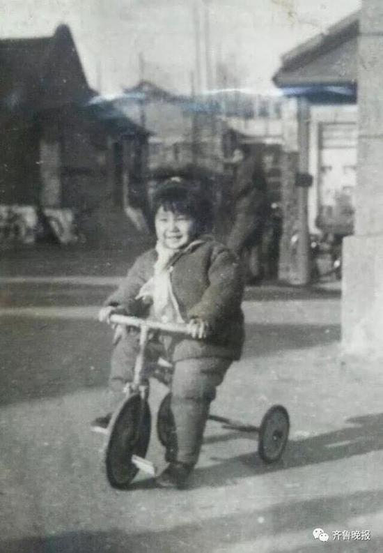 大约76年,妈妈给买了个腿脚能动的塑料洋娃娃,拍照留念(@阿朱)