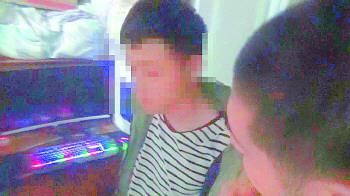 抓获“键盘手”。记者李培乐截图