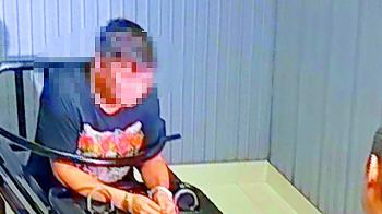 警方审讯嫌疑人。