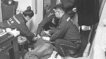 醫護人員正在搶救倒地的王先生。 市民供圖