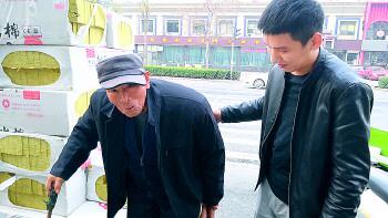 28日,老人再次见到崔凯后连声道谢。记者程凌润　摄