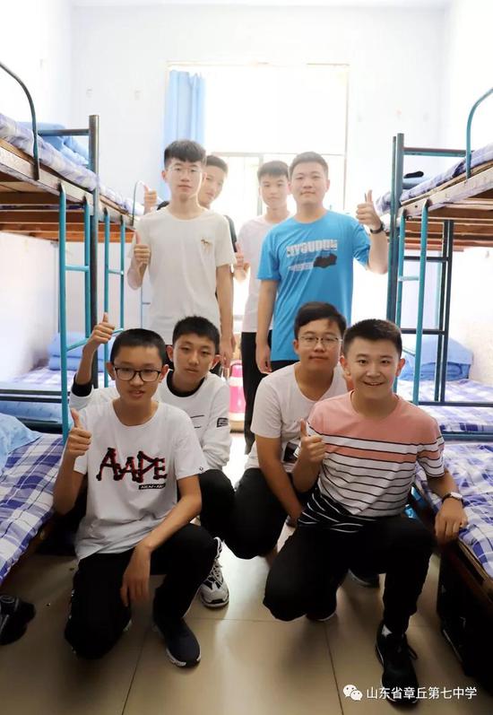 吃的舒心,住的安心,兄弟姐妹一家亲,爸爸妈妈放心吧!