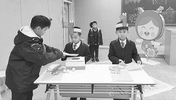 济南市盛福实验小学一年级期末考试现场,孩子们在进行抽签闯关。
