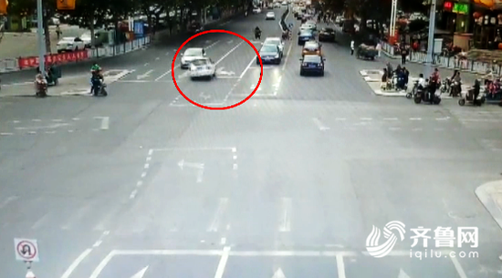 白色轎車撞向對向車道的第一輛車