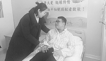 13日,愛人在齊魯醫院照顧陳魯魯。