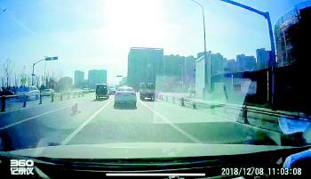 從面包車里掉出來的孩子坐在路中央。