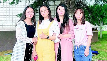 從左至右:王瑩 周鳳 辛?xí)曰?韓培培 學(xué)校供圖