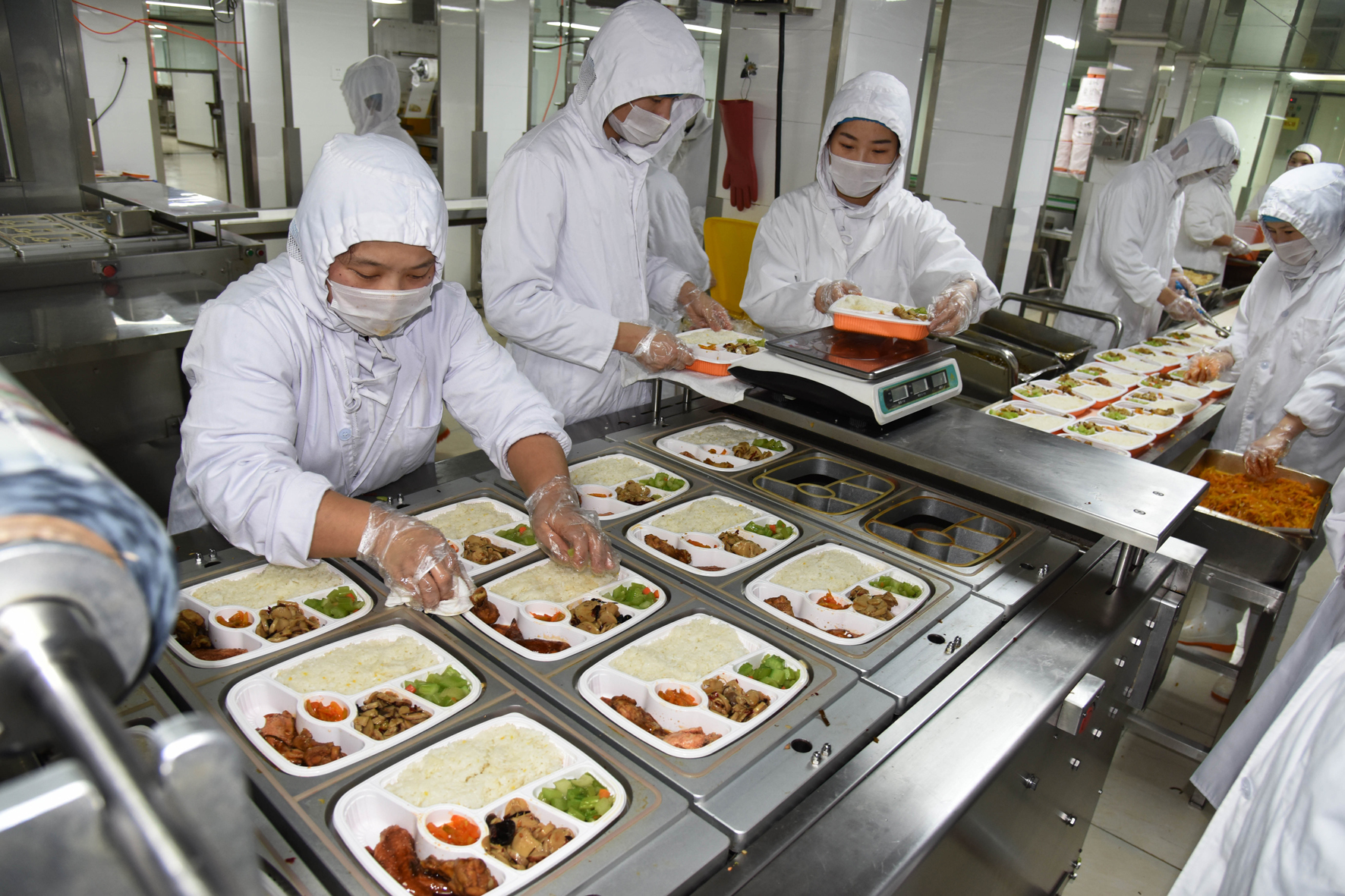 工作人员在为大年三十的高铁餐食订单配餐。