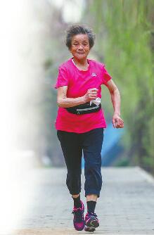 起初被儿子拽着跑步一跑就是10年