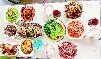 年夜飯準(zhǔn)備了十道菜,寓意十全十美。