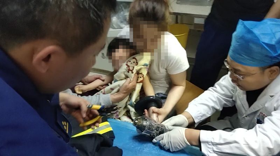 無奈之下,只得尋求消防員幫助,