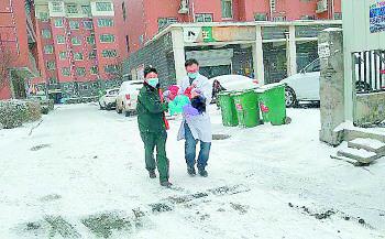 醫(yī)護人員抱著瑤瑤疾走。