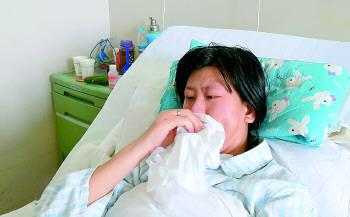 4月10日,躺在病床上的左天英說起自己的疾病和輟學的孩子,眼淚止不住地流。