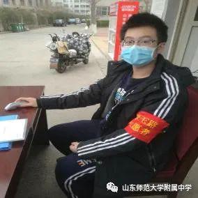 张家瑞同学在社区执勤守岗