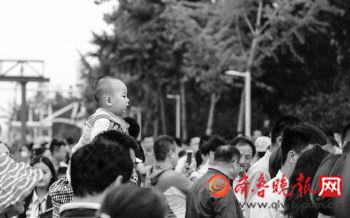 帶著小朋友迎接考生。本報記者 李巖松 攝