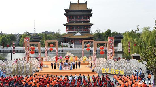 8月31日,山東臺兒莊古城舉辦的首屆“中國農(nóng)民豐收節(jié)”活動現(xiàn)場