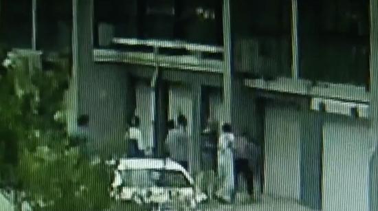 談及為何小男孩會被卡在防盜窗上