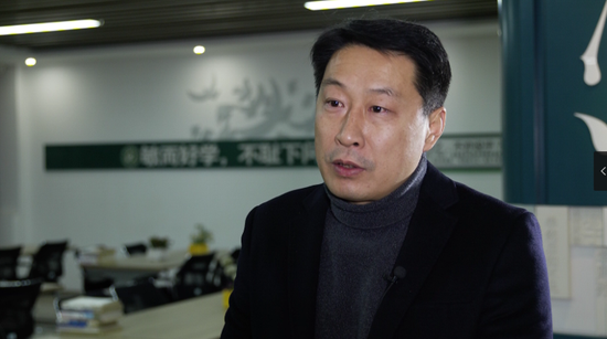 郭帆的初中语文老师、现济宁市实验初中校长周喆直