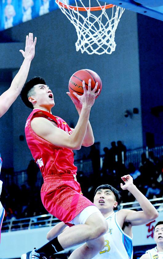 同廣廈一戰,山東本土球員需要更多的擔當。新華社發