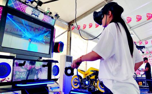 市民正在啤酒节嘉年华进行VR体验。