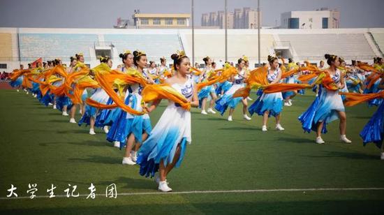 大河东入海 天地写黄蓝 (表演单位:文法与经济管理学院)