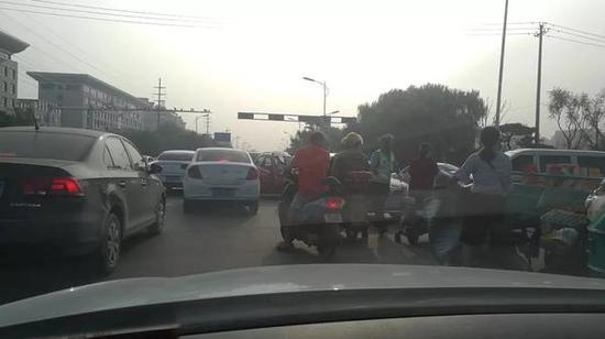微博上也都是吐槽堵车
