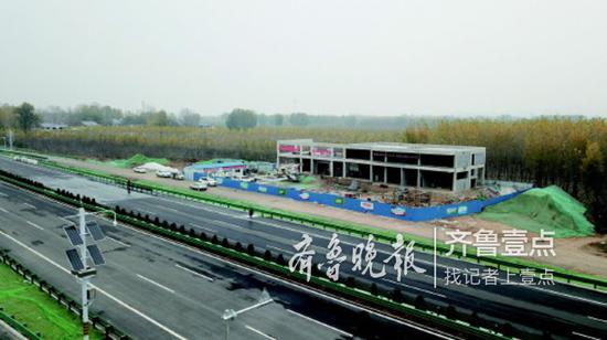 國(guó)道220長(zhǎng)清繞城段正在建設(shè)中的停車區(qū)。 齊魯晚報(bào)齊魯壹點(diǎn)記者 劉飛躍 攝