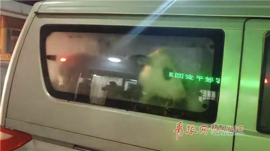 ▲車廂塞活牛。